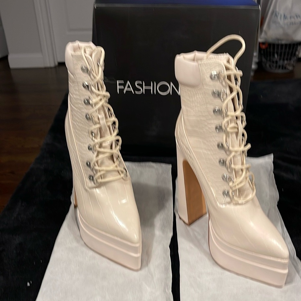 Brand new women cream color so fun and fabulous size 7/5 - Picture 1 of 7